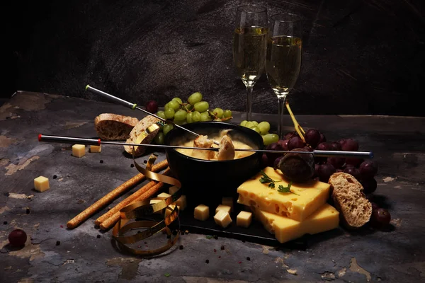 https://st3.depositphotos.com/14670260/19455/i/450/depositphotos_194554448-stock-photo-gourmet-swiss-fondue-dinner-on.jpg