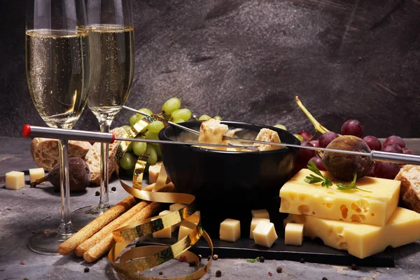 Dîner gourmand à la fondue suisse un soir d'hiver avec un assortiment de ch — Photo