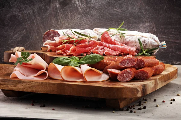 Voedsel dienblad met heerlijke salami, ham, verse worst en kruiden. — Stockfoto