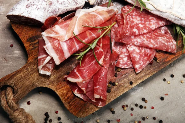 Vassoio con delizioso salame, prosciutto crudo, salsiccia fresca — Foto Stock