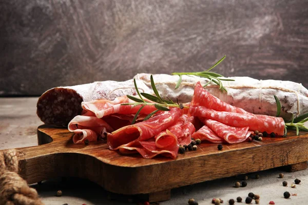 Voedsel dienblad met heerlijke salami, prosciutto crudo, verse sausag — Stockfoto