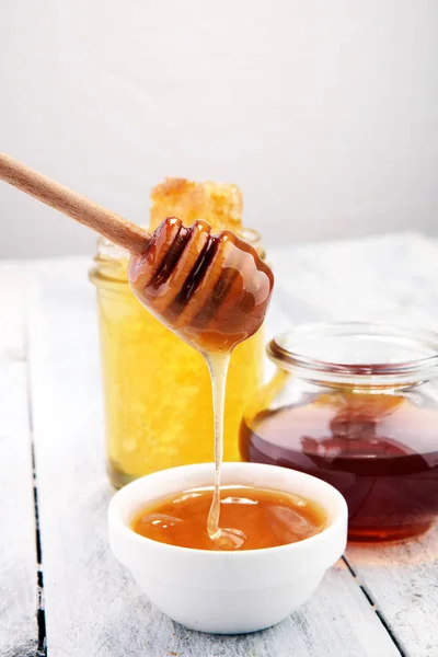 芳香の蜂蜜を注ぐ jar、クローズ アップ — ストック写真