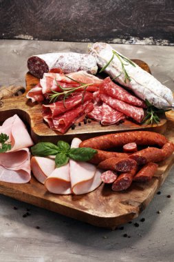 Yemek tepsisi lezzetli salam, jambon, taze sosis ve otlar ile.