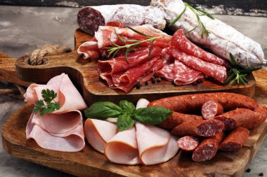 Yemek tepsisi lezzetli salam, jambon, taze sosis ve otlar ile.