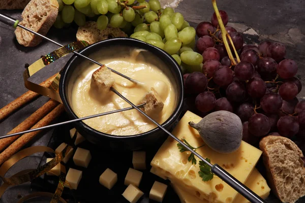 Schweizisk fondue gourmetmiddag på en vinterkväll med blandade ch — Stockfoto