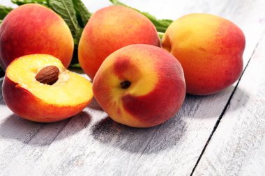 Masada bir grup olgun şeftali