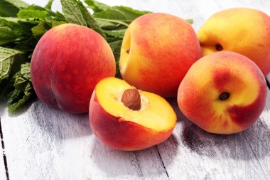 Masada bir grup olgun şeftali