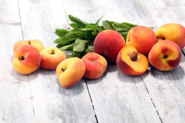 Masada bir grup olgun şeftali
