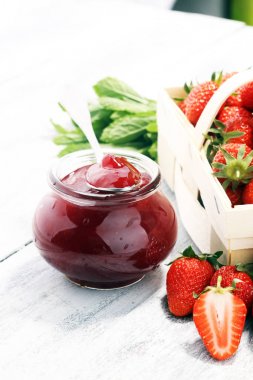 Bir kavanoz ve fresah çilek Çilek Reçeli.