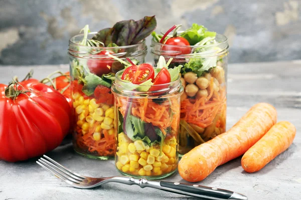 Homemade salad in glass jar with vegetables. Healthy food, diet, — Stock Photo, Image