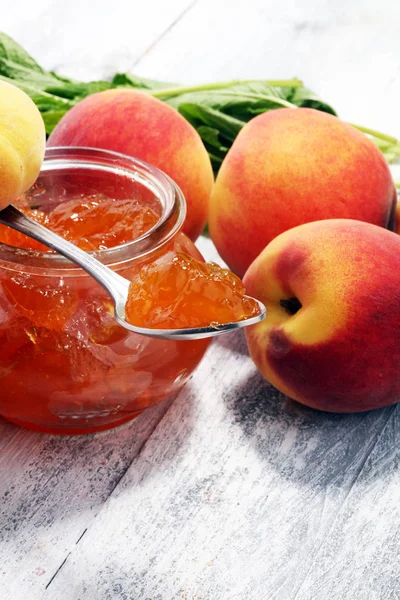 Peach vanilla jam with fresh peaches on table. — Stock Photo, Image