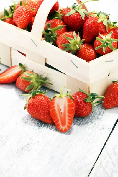 Fresas rojas frescas en una canasta. concepto de fruta saludable — Foto de Stock