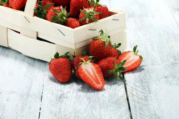 Fresas rojas frescas en una canasta. concepto de fruta saludable — Foto de Stock