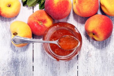 Tablo taze şeftali ile vanilya şeftali reçeli.