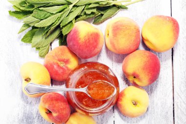 Tablo taze şeftali ile vanilya şeftali reçeli.