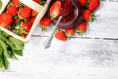 Bir kavanoz ve fresah çilek Çilek Reçeli.