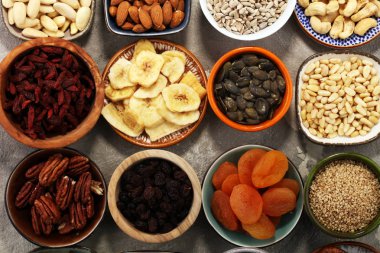 Kurutulmuş meyve ve çeşitli sağlıklı fındık ile kompozisyon