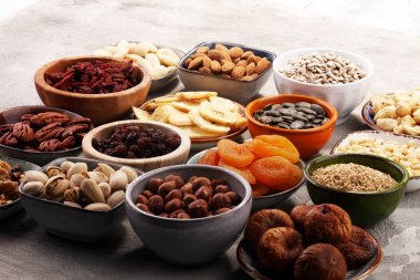 Kurutulmuş meyve ve çeşitli sağlıklı fındık ile kompozisyon