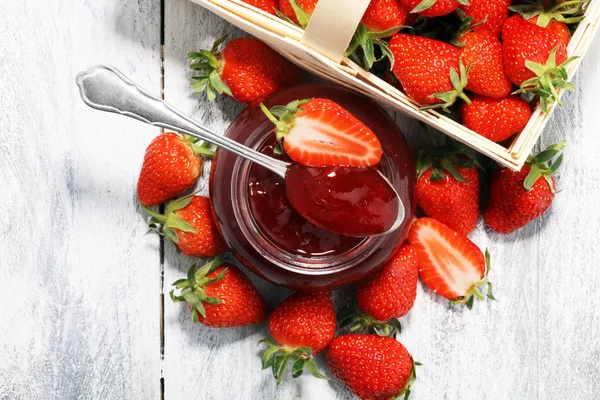 Jordgubbssylt i en burk och fresah jordgubbar. — Stockfoto