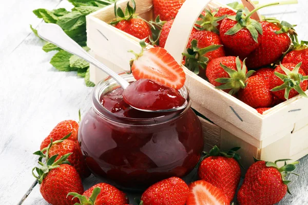 항아리와 fresah 딸기에 딸기 잼. — 스톡 사진