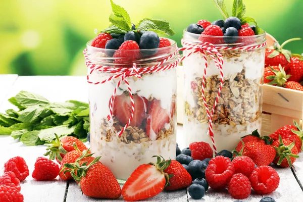 Tarro de vidrio de granola casera con yogur y bayas frescas —  Fotos de Stock