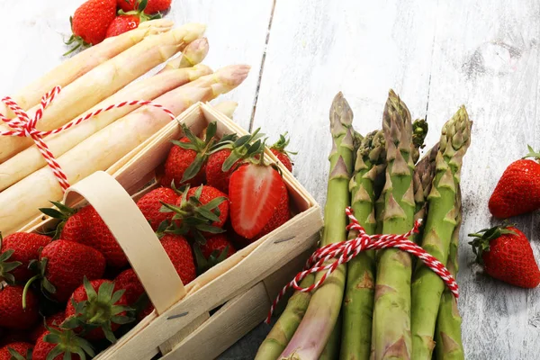 Espárragos blancos y verdes con fresas — Foto de Stock