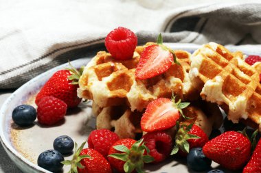 Taze meyve ile geleneksel Belçika waffle