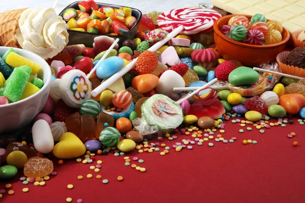 Καραμέλες με ζελέ και την ζάχαρη. πολύχρωμο πίνακα διαφορετικές childs — Φωτογραφία Αρχείου
