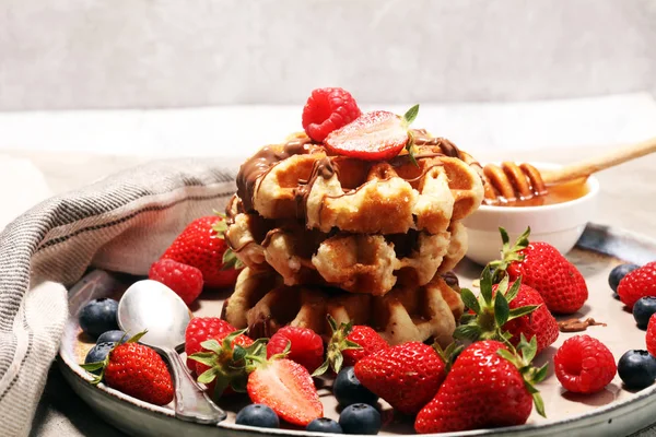 Traditional belgian waffles with fresh fruit — Stock Photo, Image