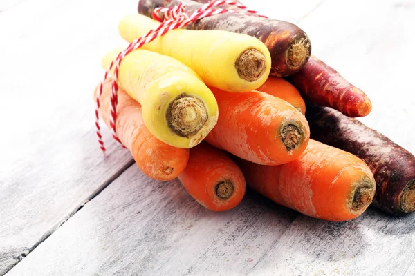 Un mucchio di carote. Cassetta di misto fresco raccolto carota colorata . — Foto Stock