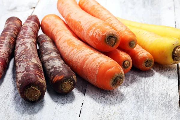 Karottenstapel. Kiste mit gemischt frisch geernteten bunten Karotten. — Stockfoto