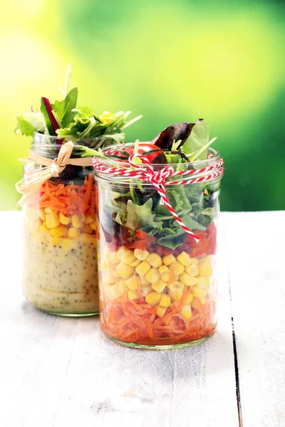 Insalata fatta in casa in vaso di vetro con verdure. Cibo sano, dieta , — Foto Stock