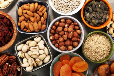 Kurutulmuş meyve ve çeşitli sağlıklı fındık ile kompozisyon