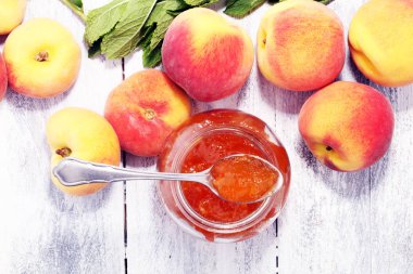 Tablo taze şeftali ile vanilya şeftali reçeli.