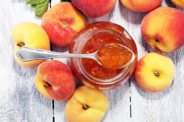 Tablo taze şeftali ile vanilya şeftali reçeli.