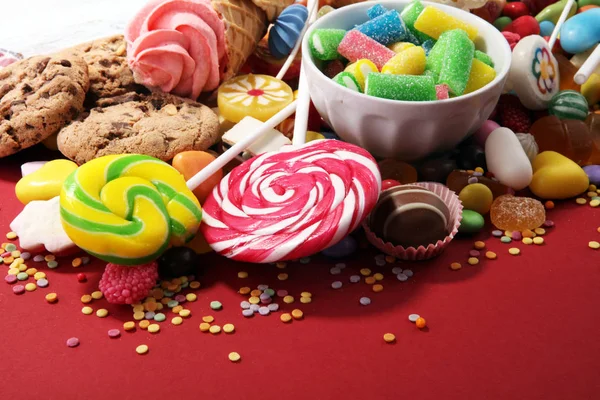 Caramelle con gelatina e zucchero. colorata gamma di diversi bambini — Foto Stock