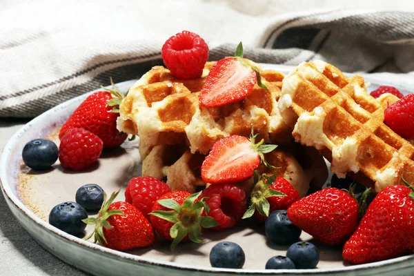 Waffles belgas tradicionais com frutas frescas — Fotografia de Stock