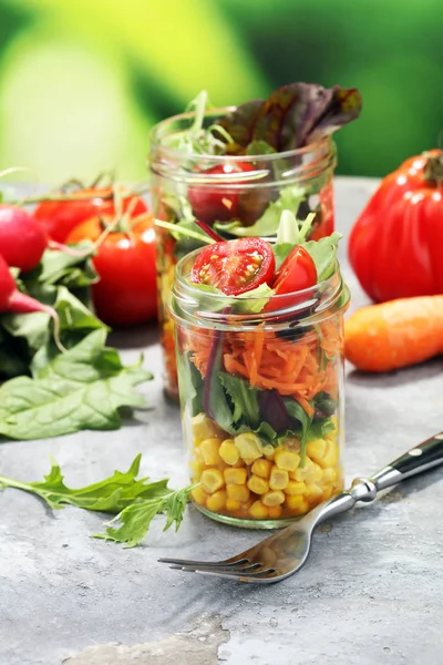 Salada caseira em jarra de vidro com legumes. Alimentos saudáveis, dieta , — Fotografia de Stock