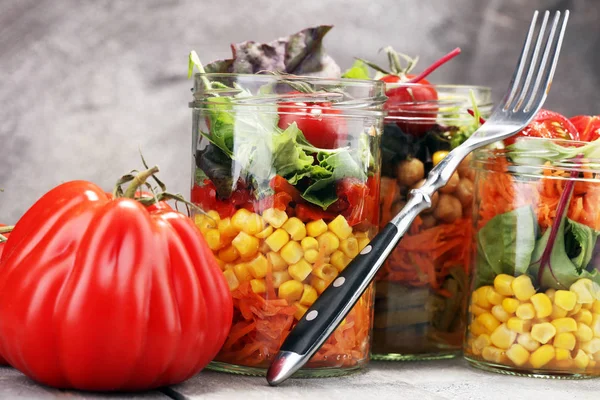 Salada caseira em jarra de vidro com legumes. Alimentos saudáveis, dieta , — Fotografia de Stock