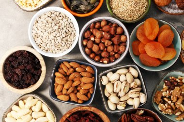 Kurutulmuş meyve ve çeşitli sağlıklı fındık ile kompozisyon