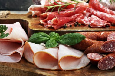 Yemek tepsisi lezzetli salam, jambon, taze sosis ve otlar ile.
