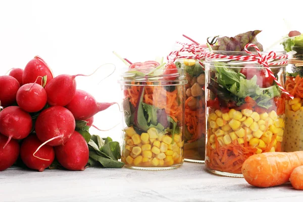 Salada caseira em jarra de vidro com legumes. Alimentos saudáveis, dieta , — Fotografia de Stock