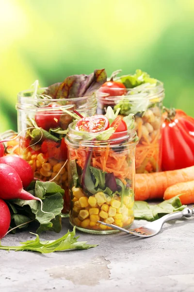 Házi készítésű saláta zöldség üvegedénybe. Egészséges táplálkozás, diéta, — Stock Fotó