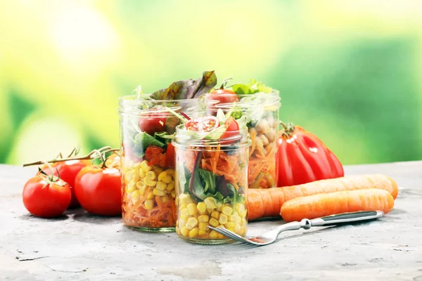 Insalata fatta in casa in vaso di vetro con verdure. Cibo sano, dieta , — Foto Stock