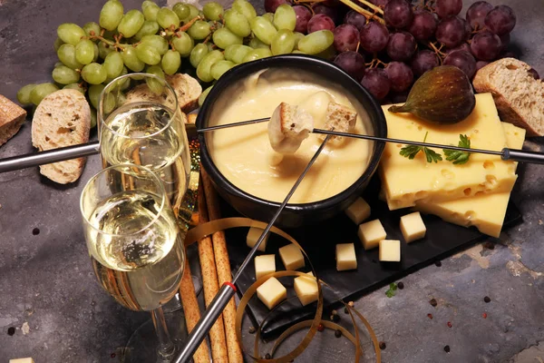 Cena de fondue suiza gourmet en una noche de invierno con surtido ch —  Fotos de Stock