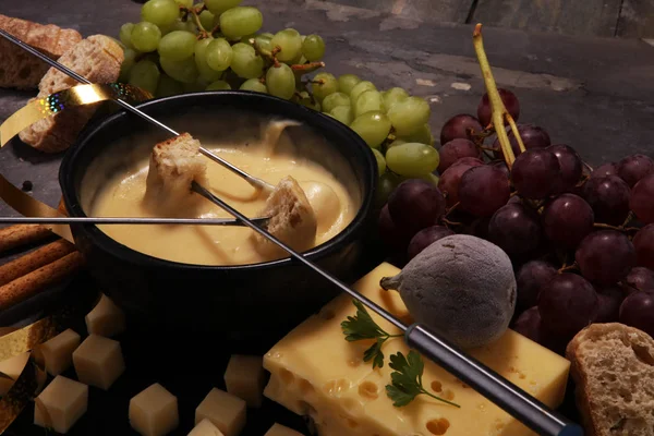 https://st3.depositphotos.com/14670260/19545/i/450/depositphotos_195450556-stock-photo-gourmet-swiss-fondue-dinner-on.jpg