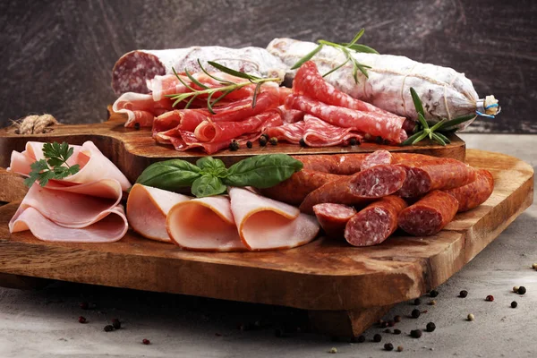 Voedsel dienblad met heerlijke salami, ham, verse worst en kruiden. — Stockfoto