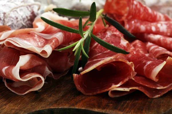 Vassoio con delizioso salame, prosciutto crudo, salsiccia fresca — Foto Stock