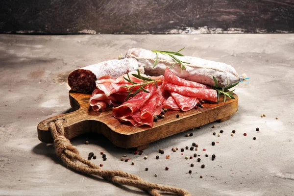 Élelmiszer-tálcát finom szalámi, sonka, friss sausag — Stock Fotó