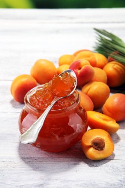 Kayısı reçeli ve bir demet taze kayısı ahşap tablo. 